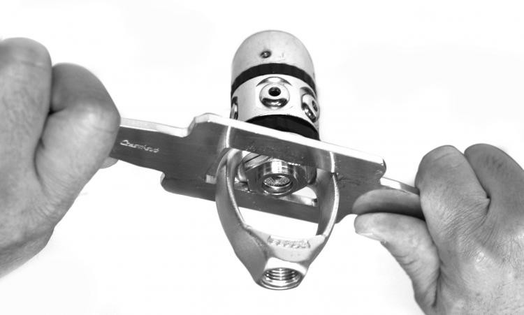 Llave montaje-desmontaje tuerca estribo